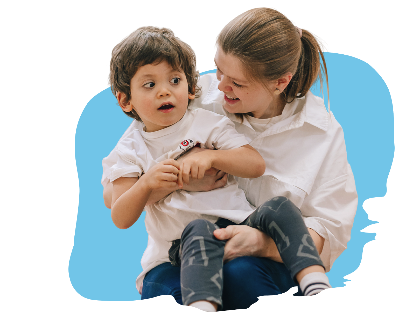 Специалист Центра поддержки семьи с аутичным ребёнком на занятии