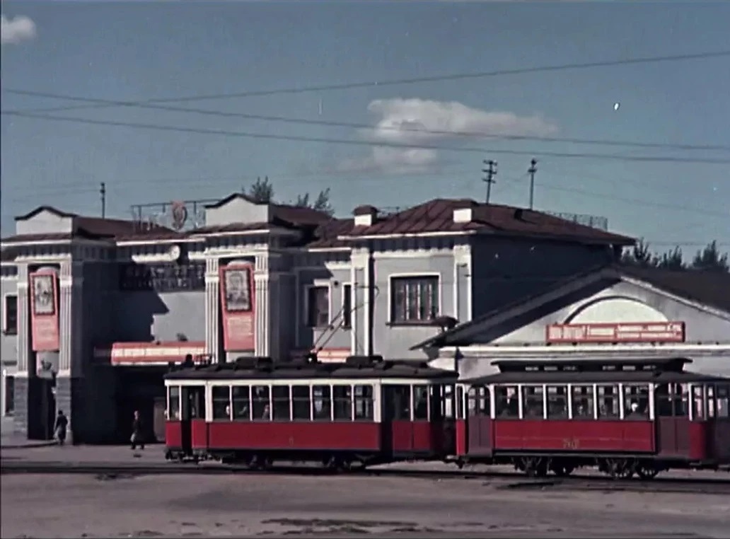 Вагон той самой серии Х, произведённый на Мытищинском машиностроительном заводе, въезжает на трамвайное кольцо на площади Субботников