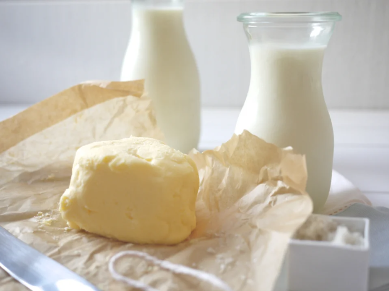 Какой жир добавляют в молоко. Молоко и сливочное масло. Молочные продукты. Молочная продукция сливочное масло. Молочный жир.