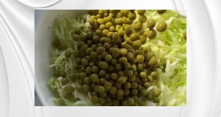 Приготовление капустного салата с морковью и огурцом: шаг 2