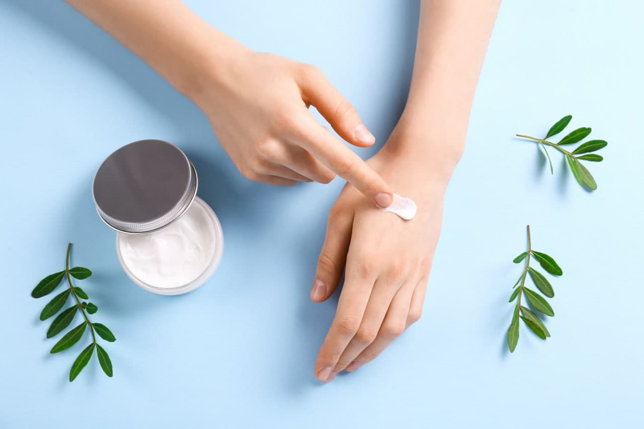 Использование крема для разных типов кожи, нанесение крема на кожу рук и лица