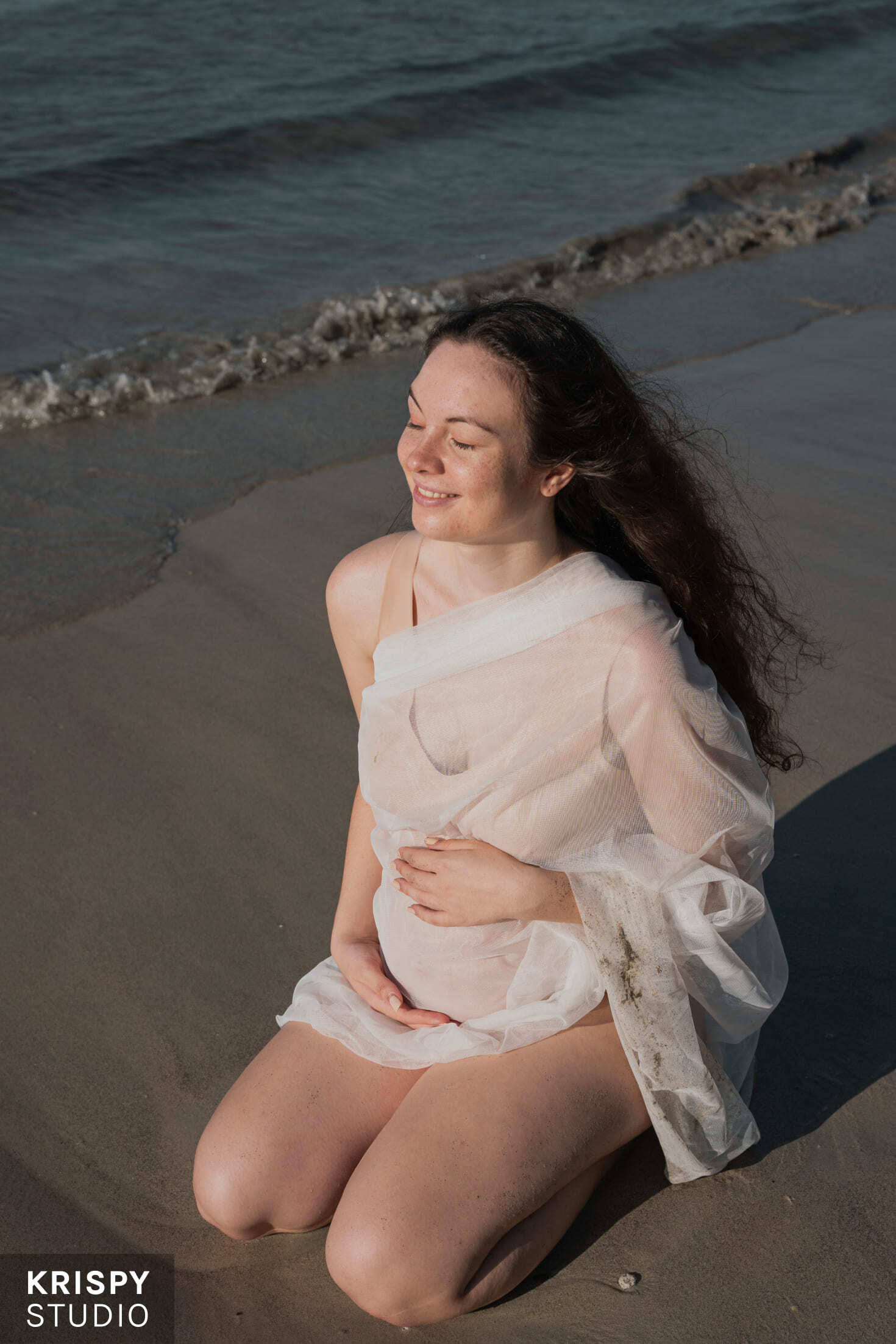 Фотосессия на берегу Пхукета, беременная женщина и океан