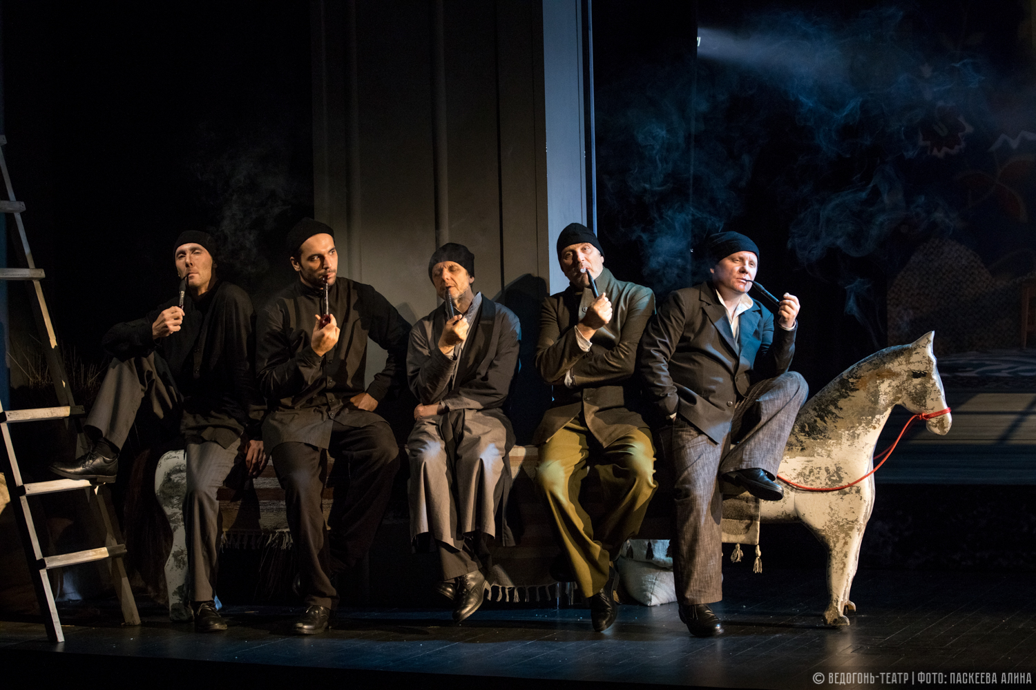 С неба упали три яблока