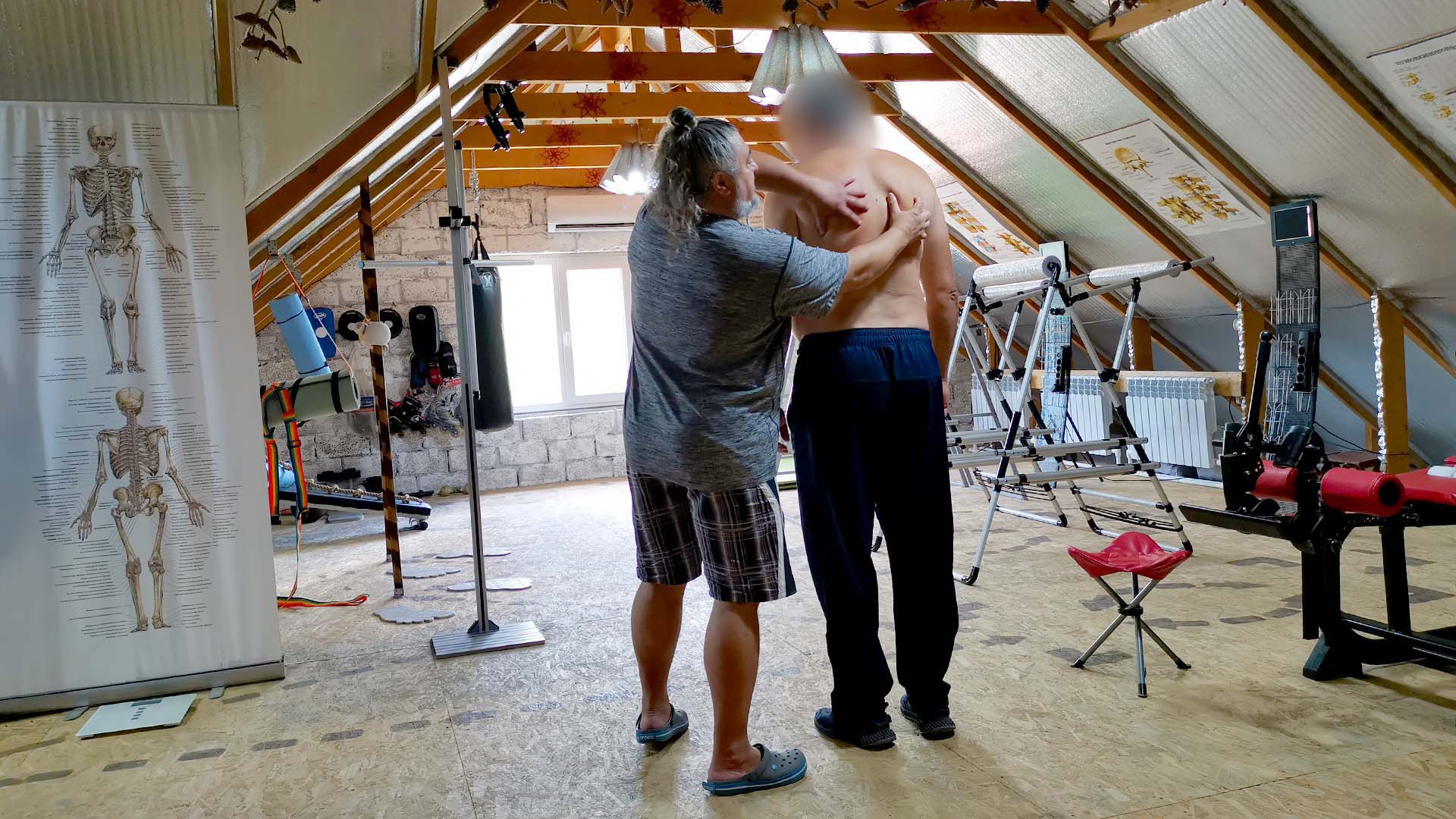 Фото показа сдвига и перекоса лопаток.