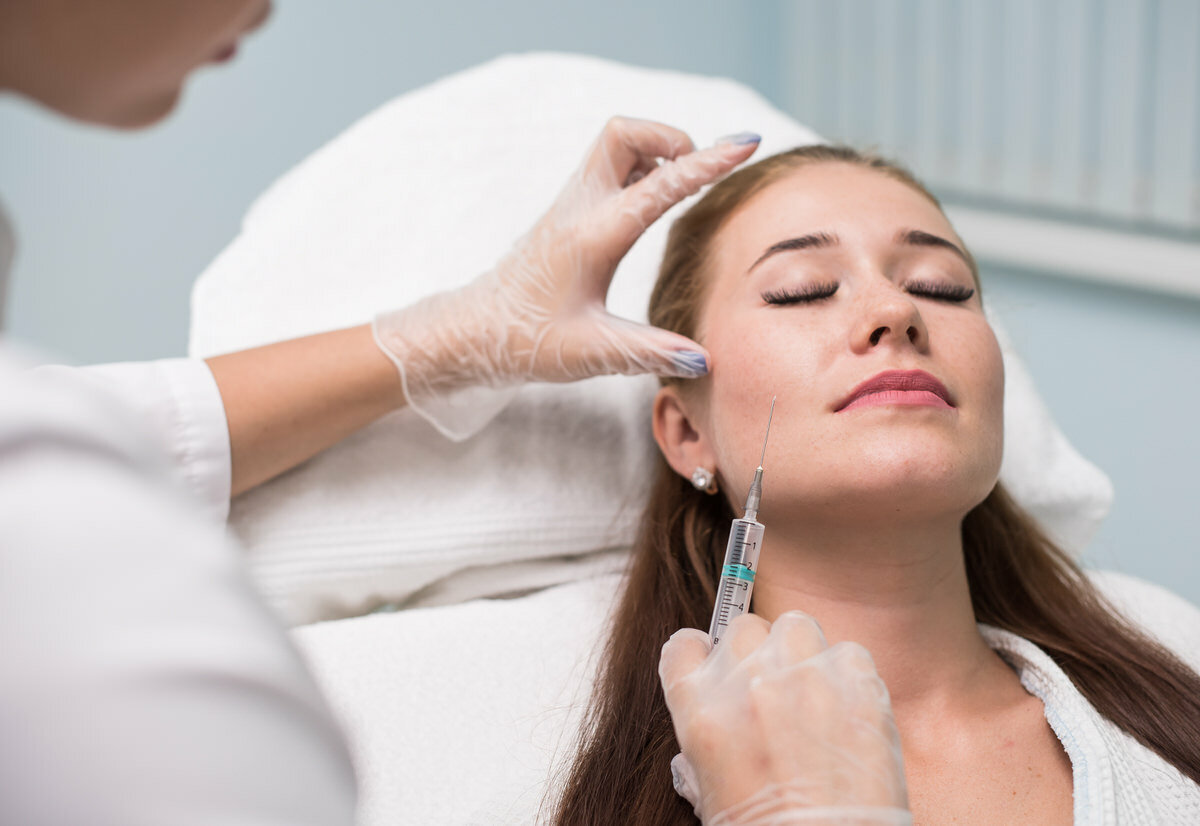 Укол косметолога. Инъекционная биоревитализация. Мезотерапия методы. Мезотерапия поверхностный наппаж. Инъекционные процедуры для лица.