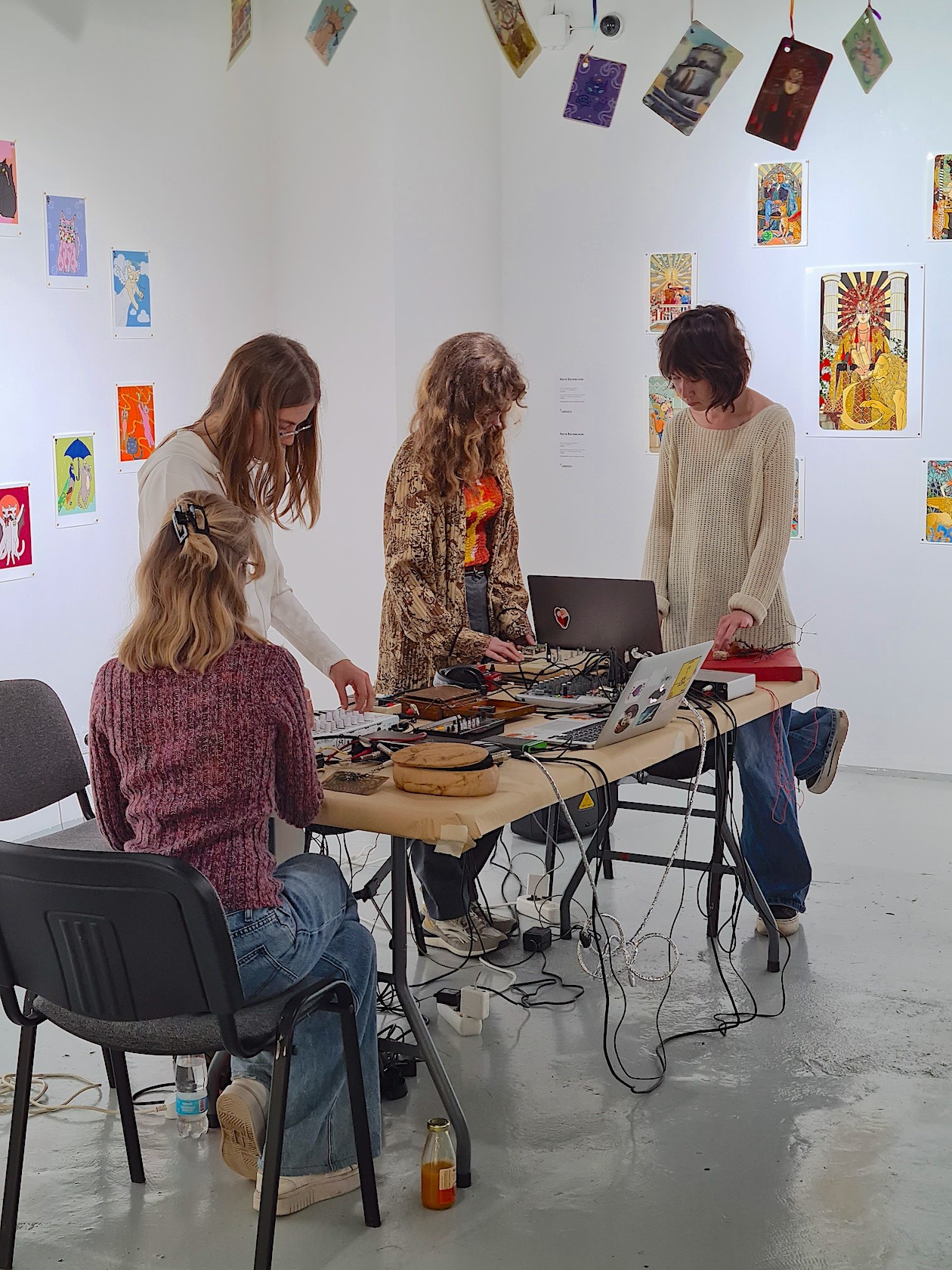 Выступление Марии Пинус "Нойз-концерт для синтезаторов" в рамках персональной выставки "Сухой пруд"