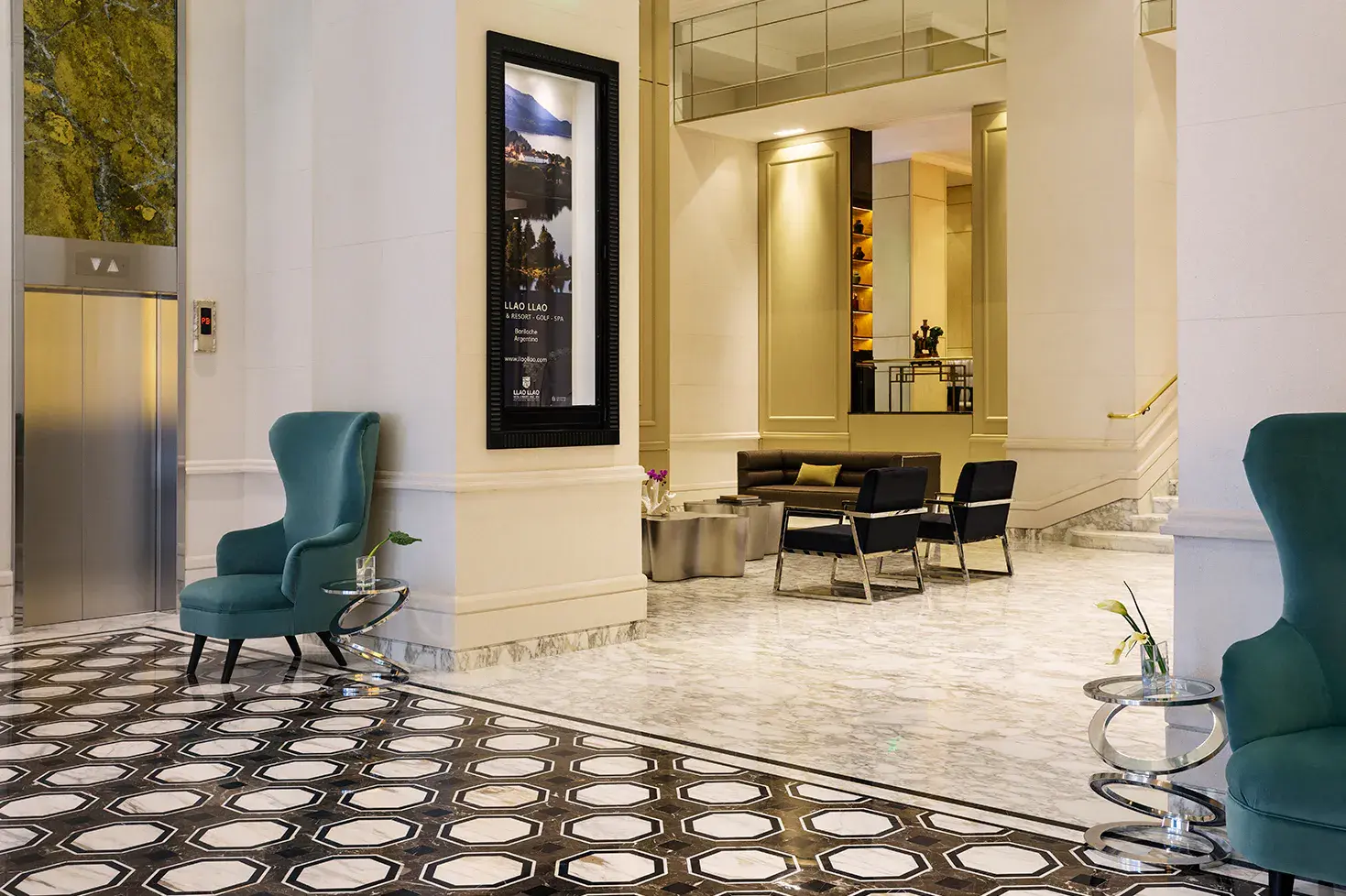 Лобби с мраморным полом и креслами, Alvear Icon Hotel, Пуэрто-Мадеро
