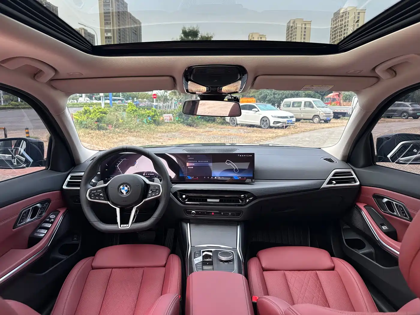 BMW 325Li G28 2025 M Sport Package — салон с красными передними сиденьями, широким дисплеем и стеклянной крышей
