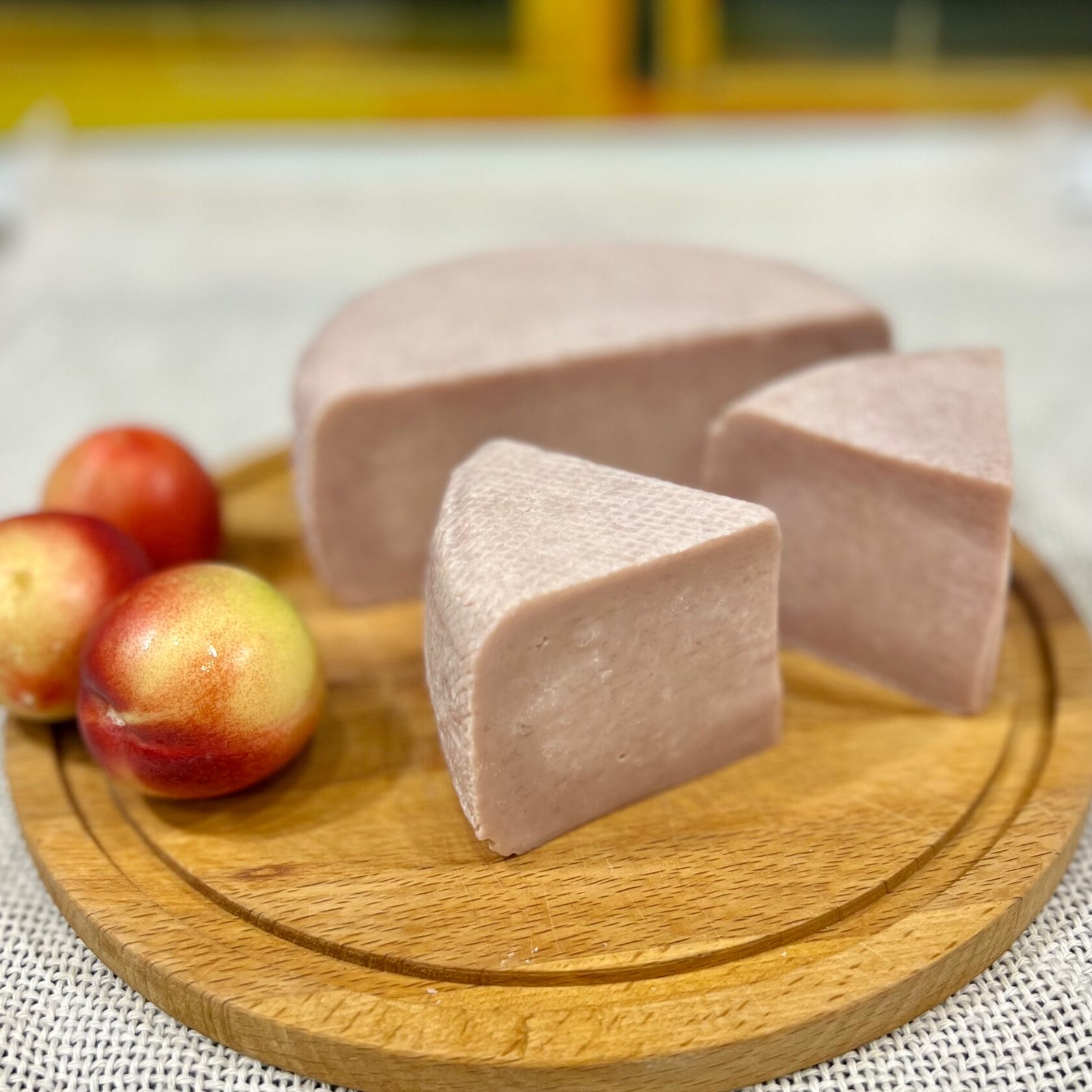 Cheese school. Пивной сыр сыр. Гойя сыр твердый. Сыроделие для начинающих. Кусок сыра фото.