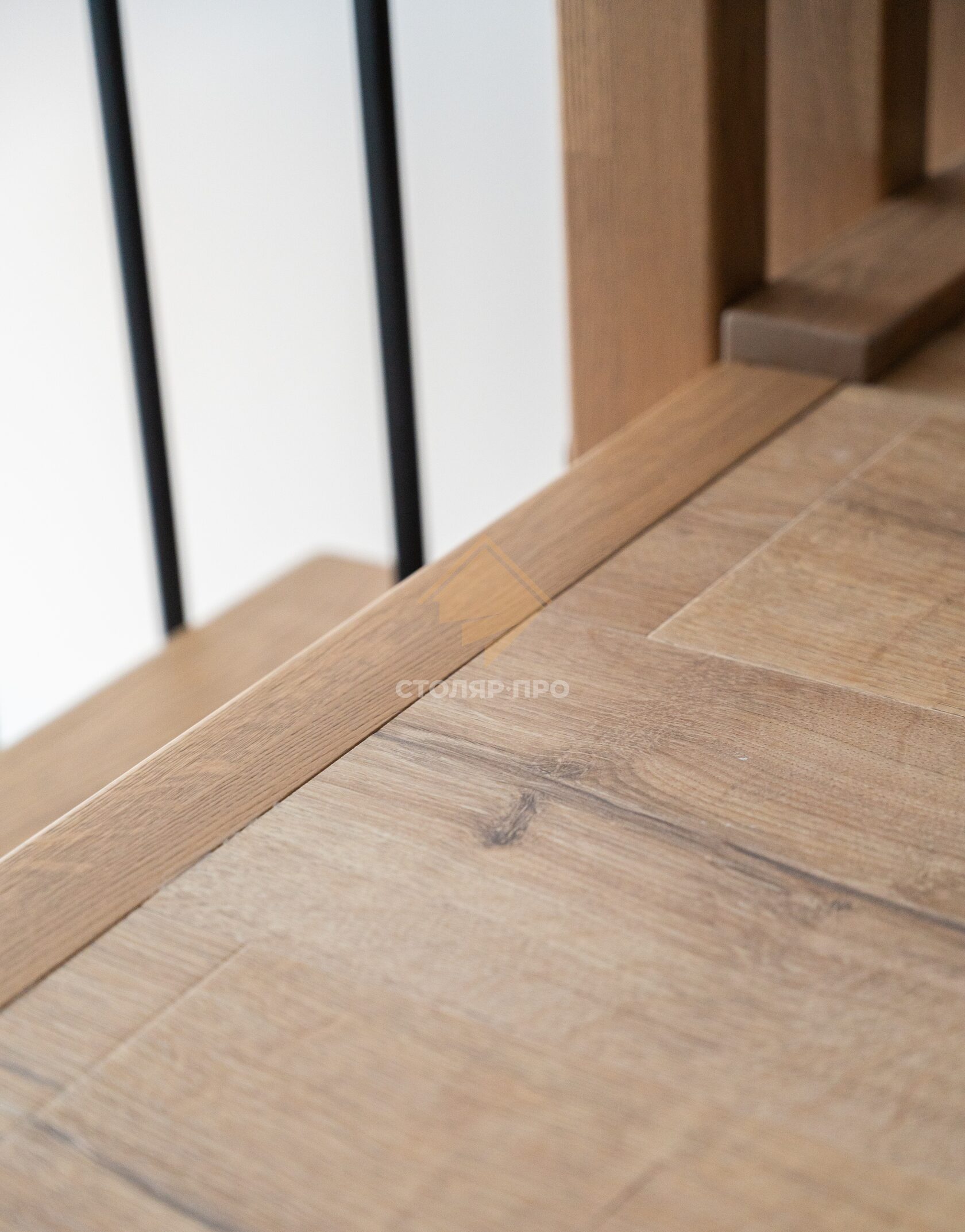 Отделка бетонной лестницы, облицовка деревом ступеней в частном доме в ...