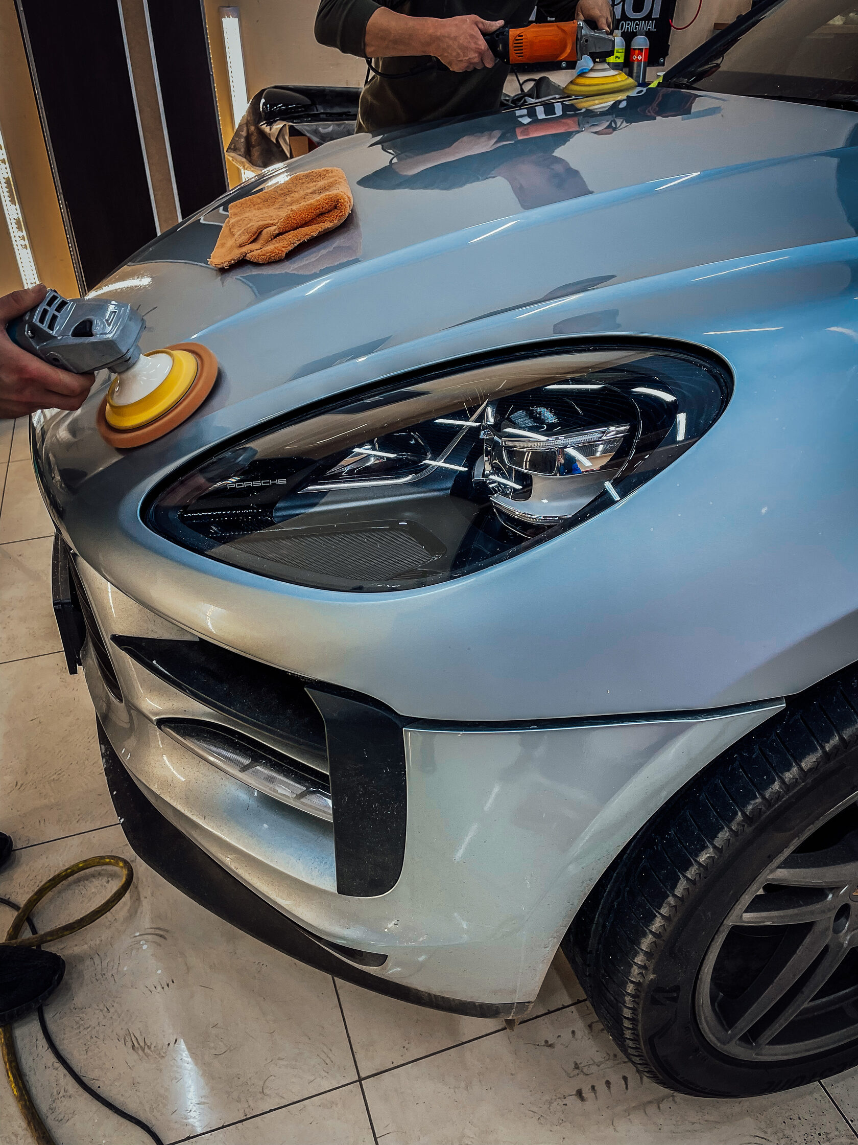 Два мастера полируют Porsche Macan
