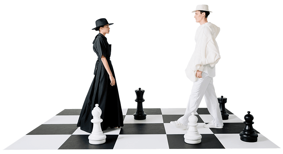 Белое и черное, игра в шахматы.