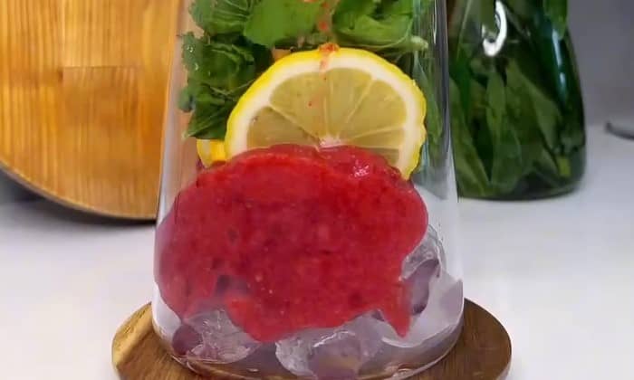 Приготовление клубничного лимонада с газированной водой: шаг 3
