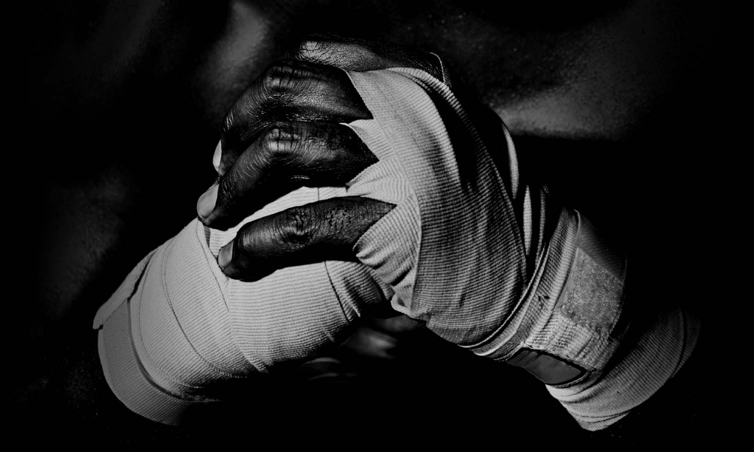 Кулаки в боксерских бинтах