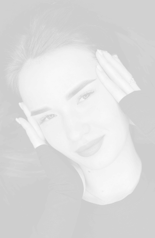 Девушка с руками у лица и перманентом бровей