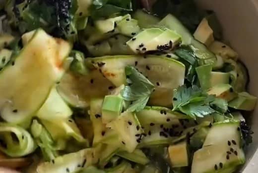 Приготовление салата из свежих кабачков и огурцов по-корейски: шаг 4