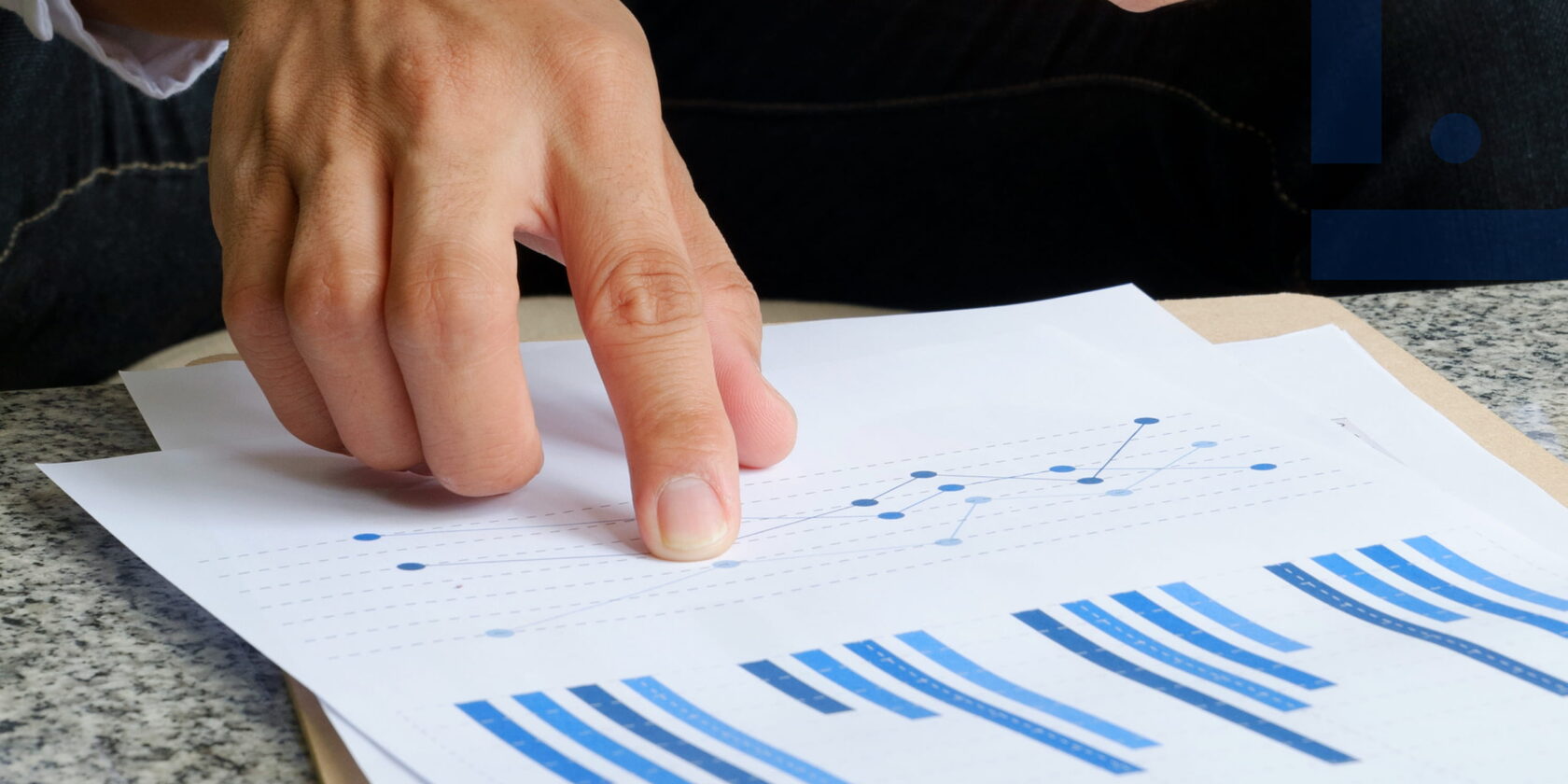 Analiza indicatorilor financiari ai unei idei de business: antreprenorul studiază grafice și rapoarte pentru calcularea economiei proiectului, cheltuielilor, profitului și riscurilor.
