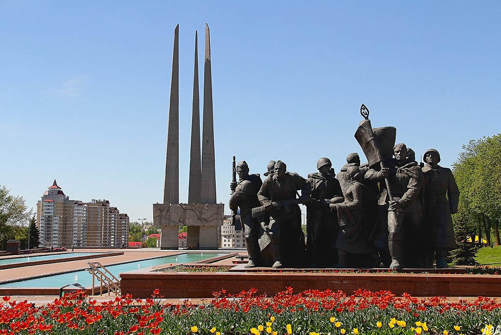 Монумент на площади Победы