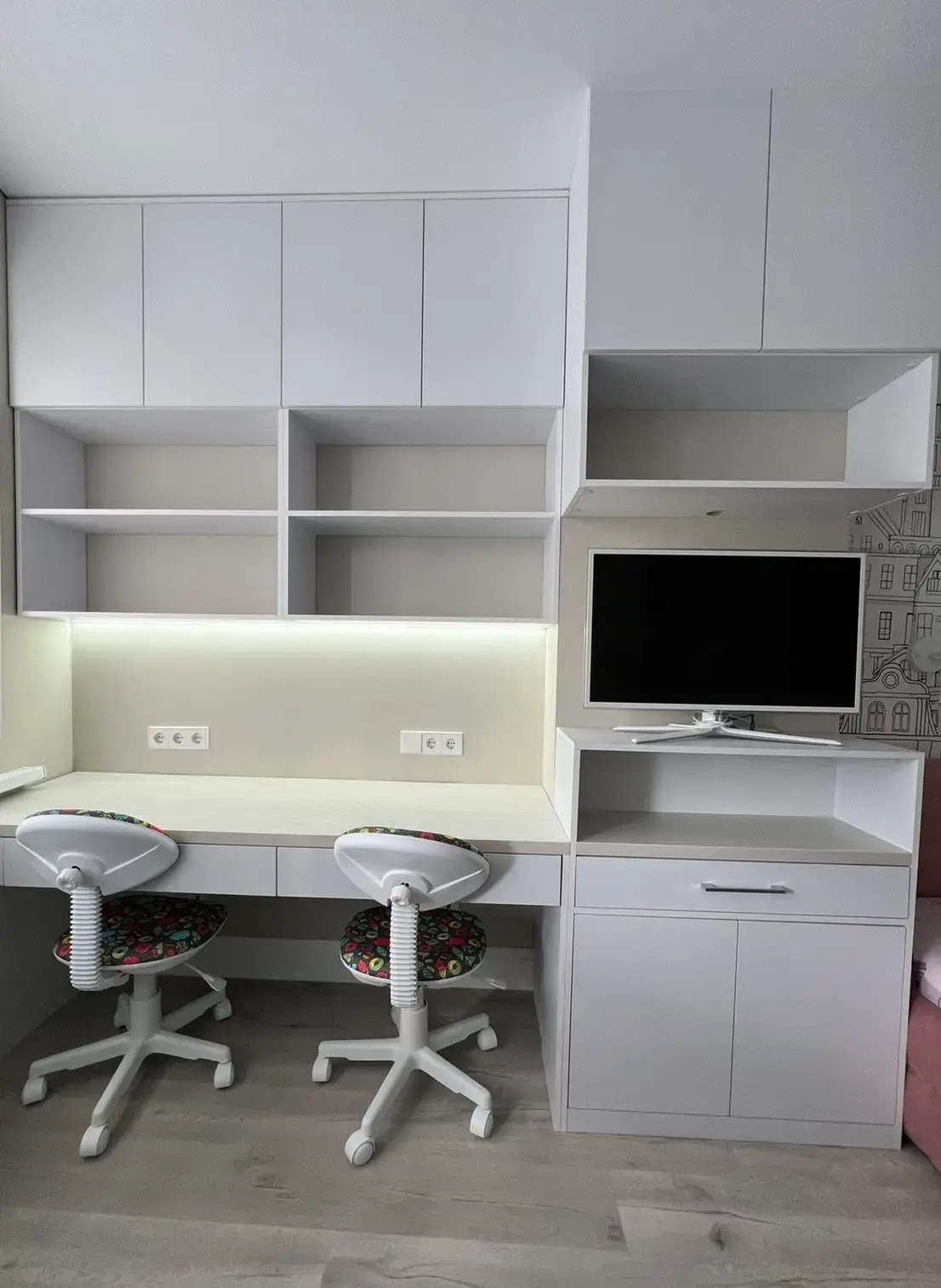 Функциональная рабочая зона с системой хранения на заказ в Сургуте