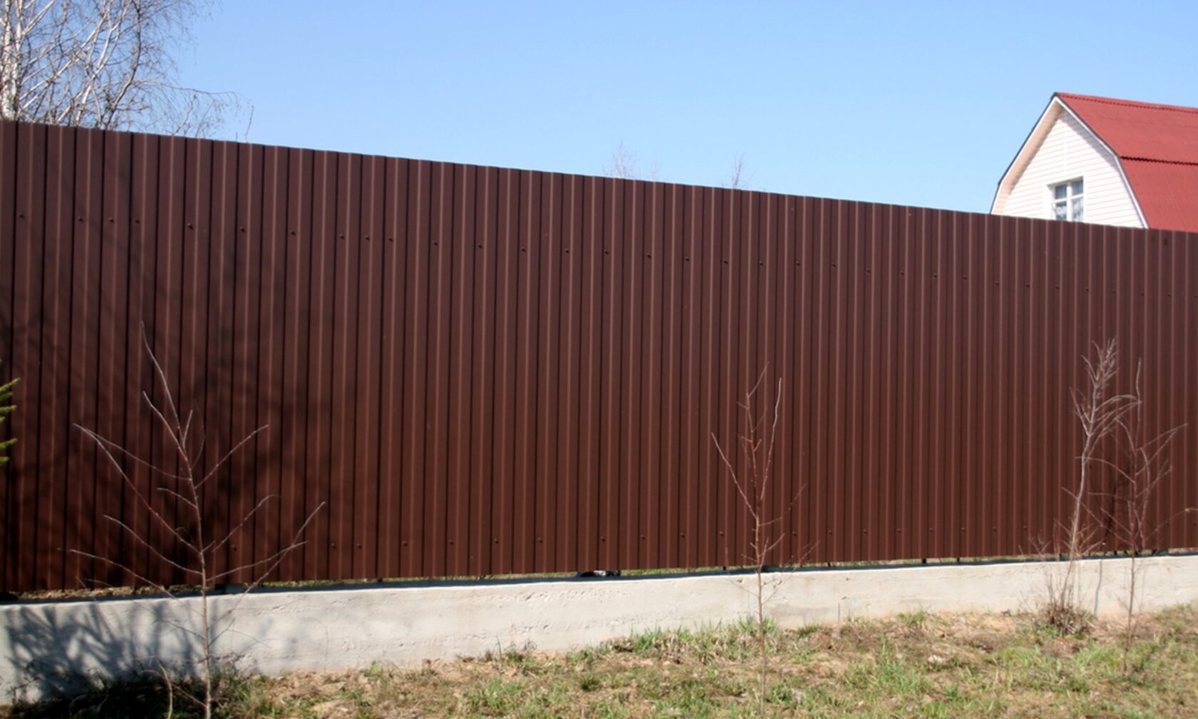 Забор из профнастила на ленточном фундаменте фото