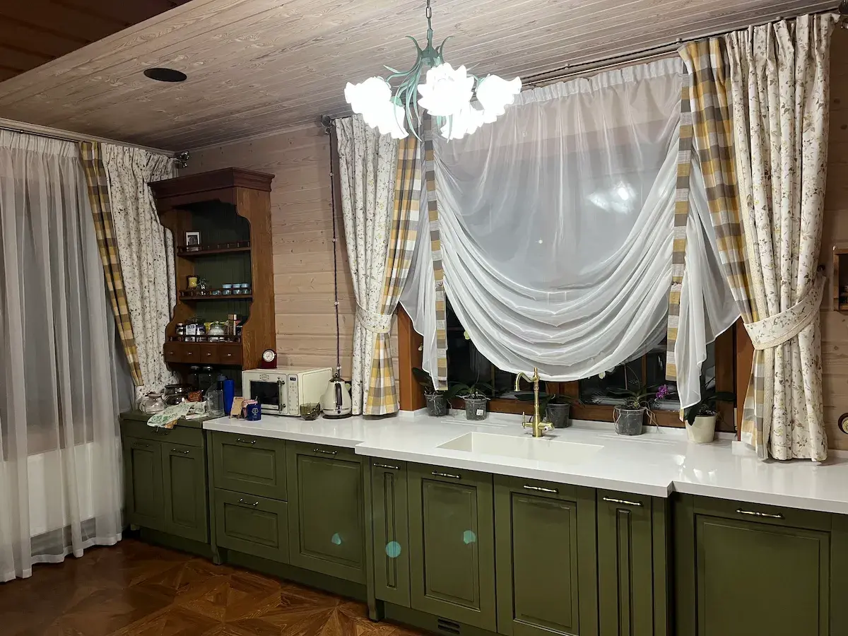 Комбинированные шторы с цветочным принтом и клеткой на кухне в деревянном доме, Одинцово