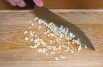 Приготовление рулета из лаваша с крабовыми палочками: шаг 6