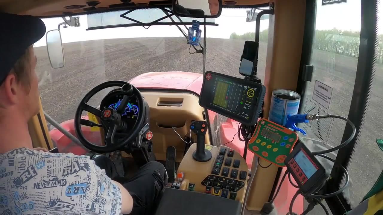 Трактор с установленным комплектом автопилота