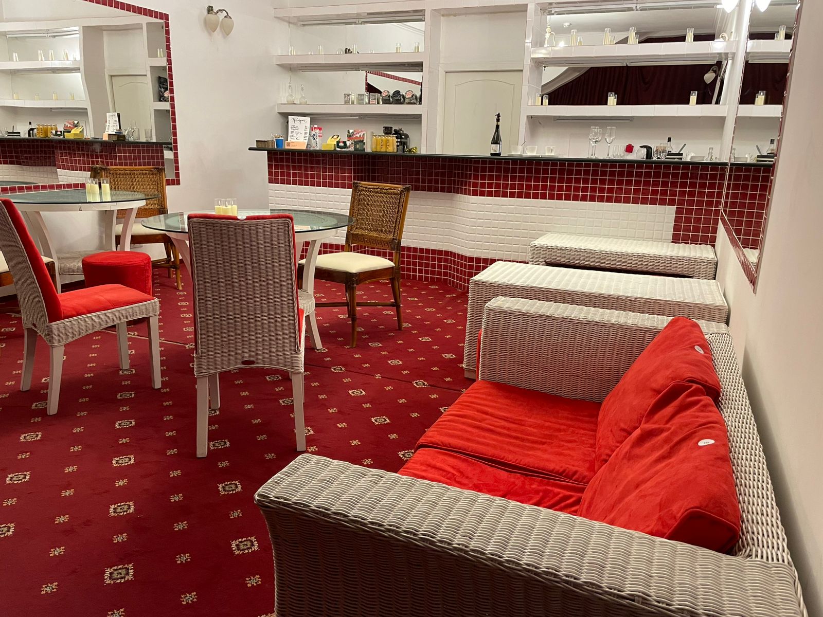 Брюсов-холл — кабаре