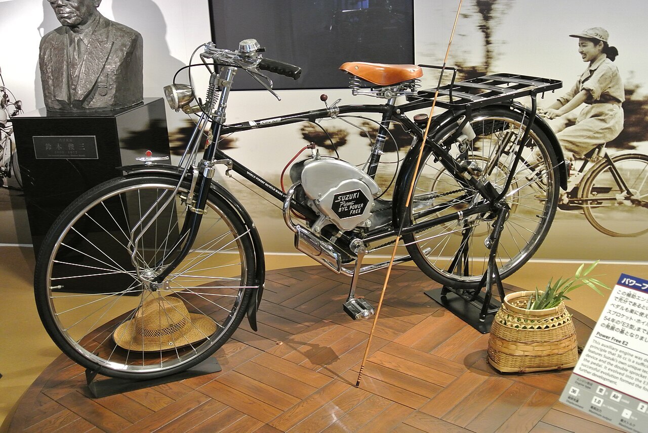 Suzuki Power Free 1952 года, велосипед с малым мотором в музейной экспозиции