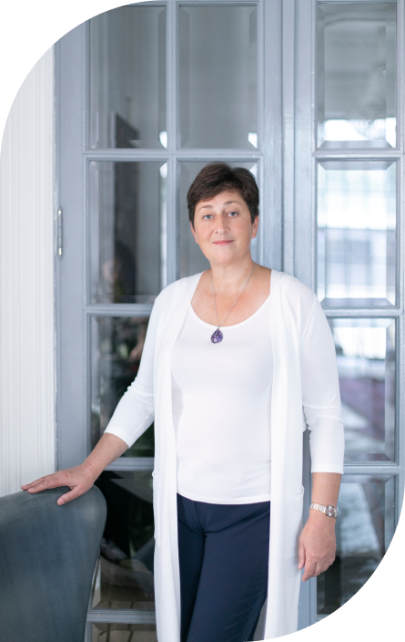 профессор психотерапевт женщина в белом кардиган