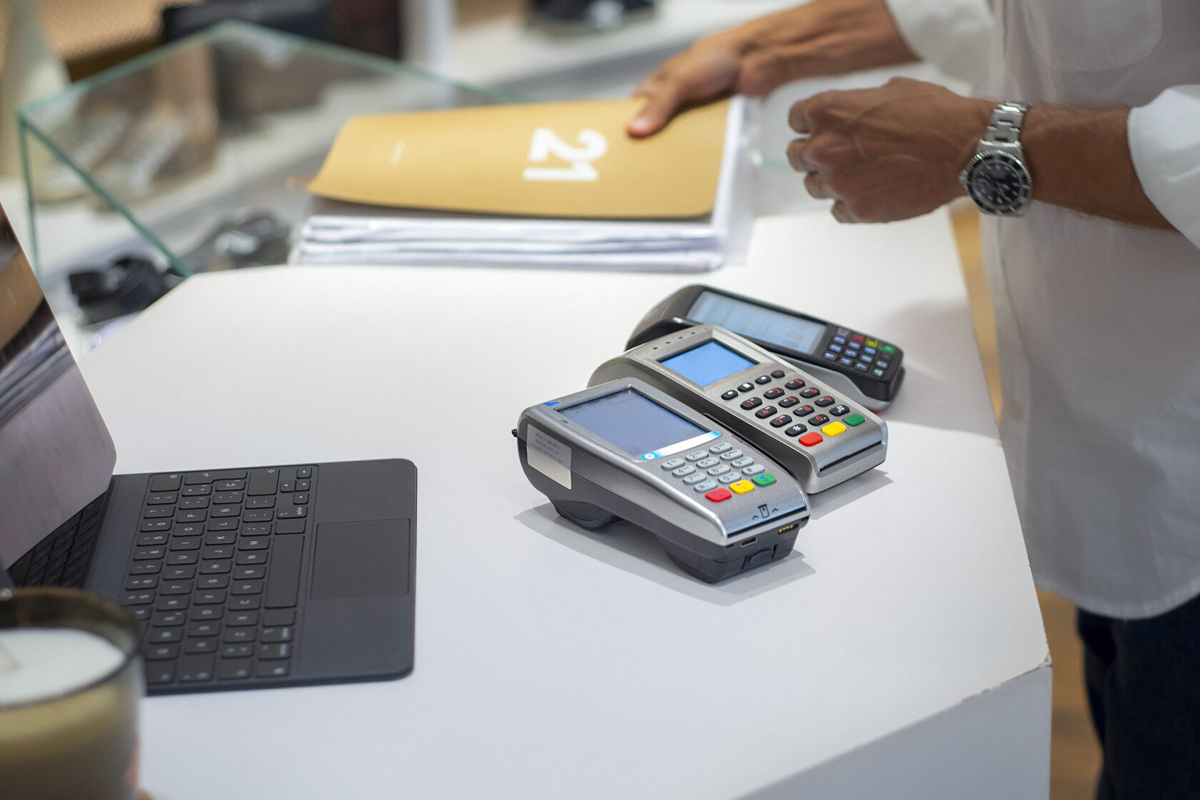 кассовый аппарат в турагентстве. савеловский вокзал зал ожидания. сервисные кассы. сервисное обслуживание кассовых аппаратов. билетная касса на вокзале.