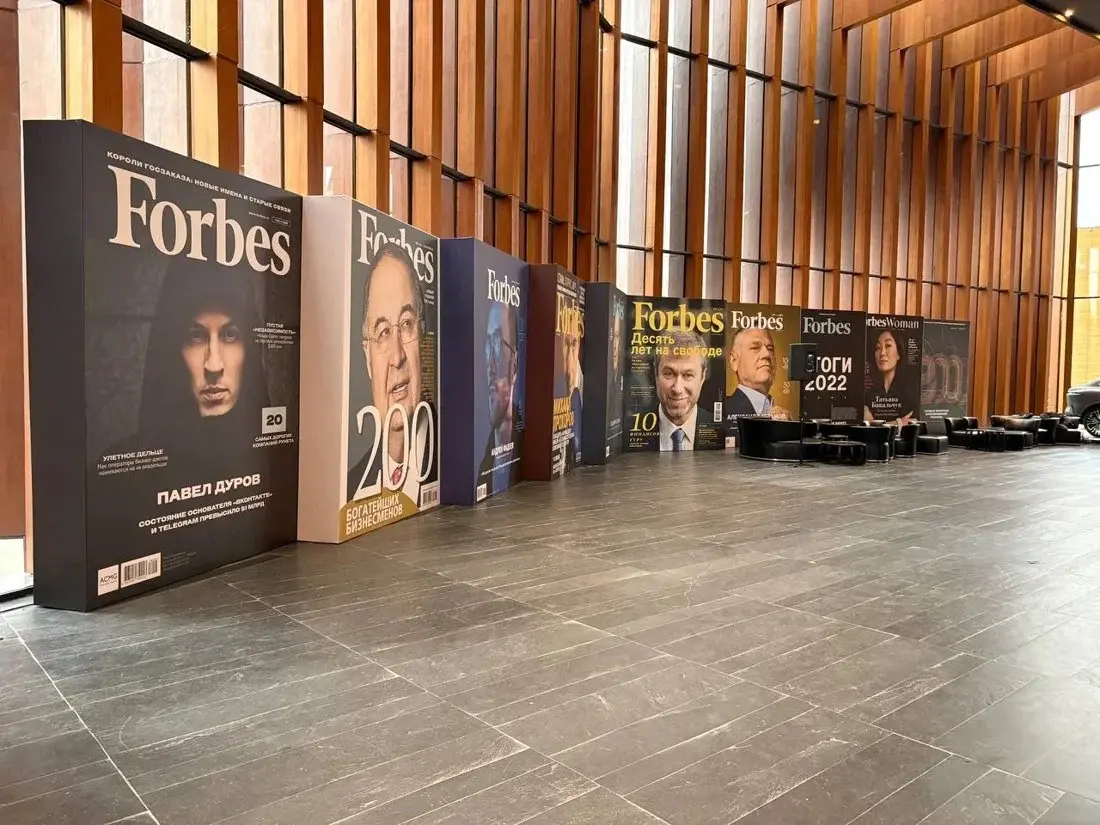 Объёмные конструкции с обложками журнала Forbes в просторном зале