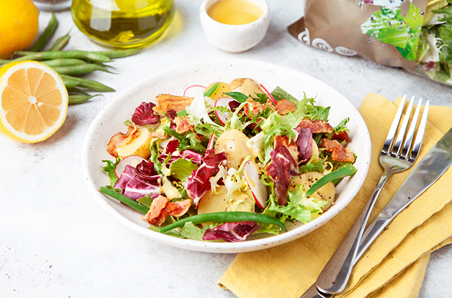 Салат с хрустящим беконом, редисом и айоли от Salt Catering