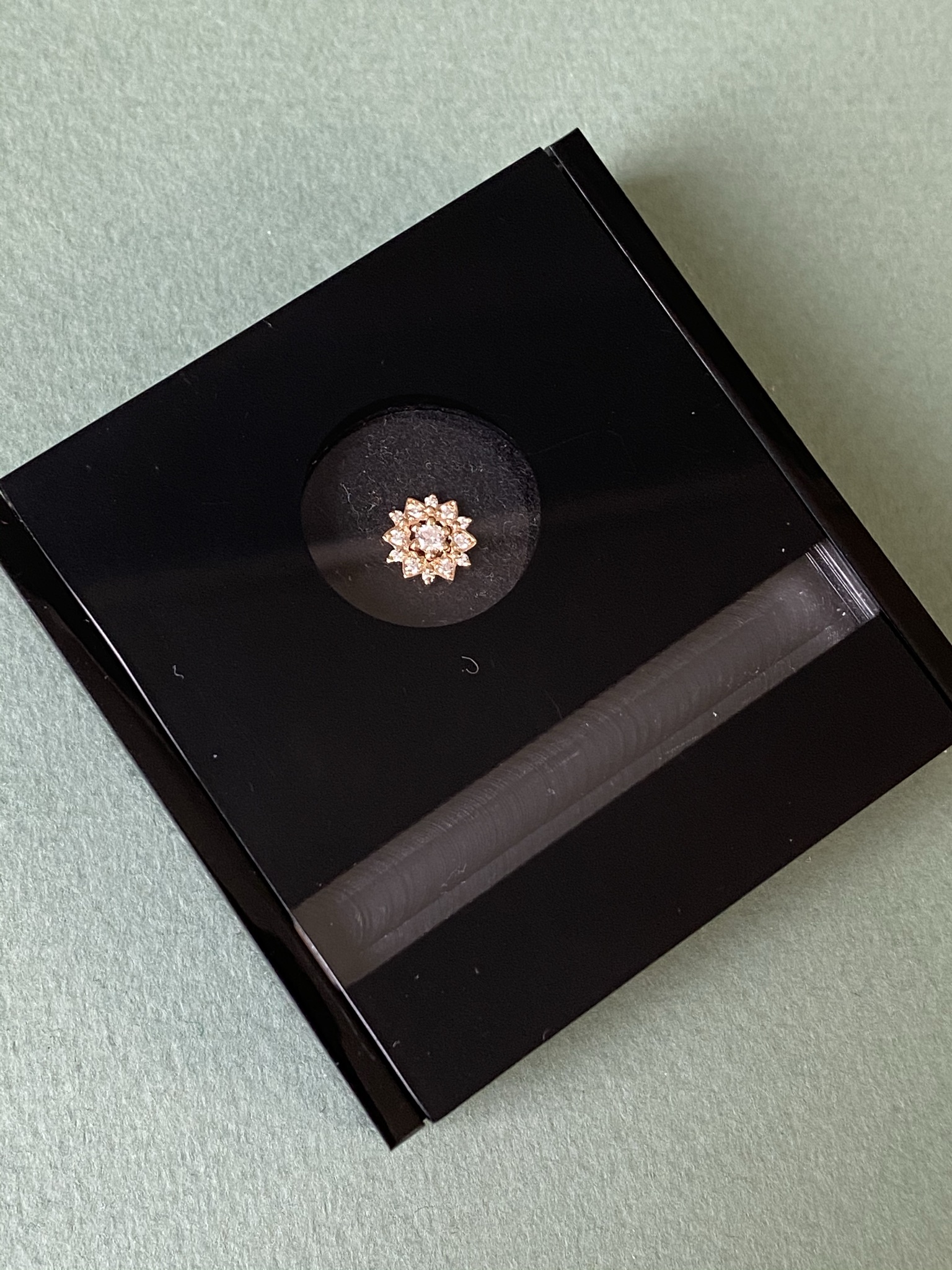 Золотой микродермал с бриллиантом для пирсинга