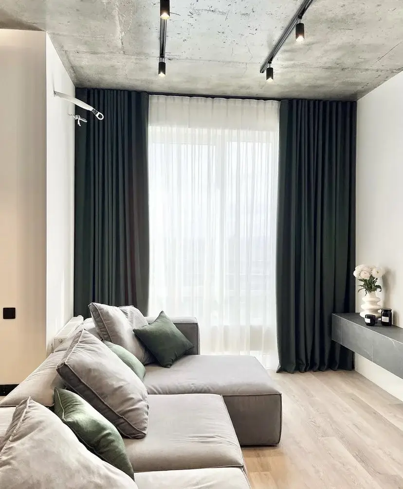 Шторы к холодному серому обоям в гостиной