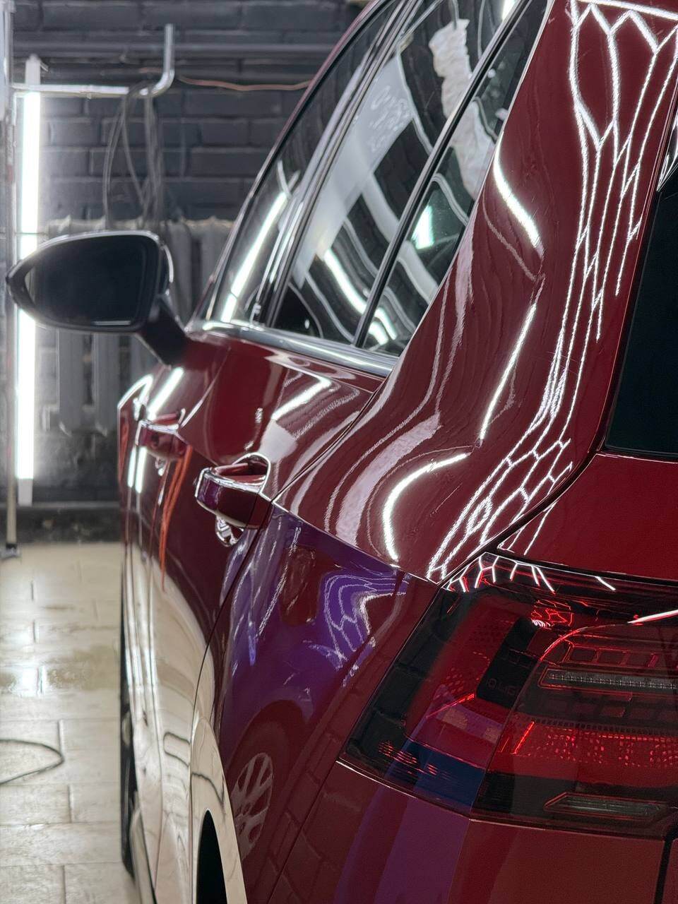 Отражения на заднем крыле Volkswagen Golf