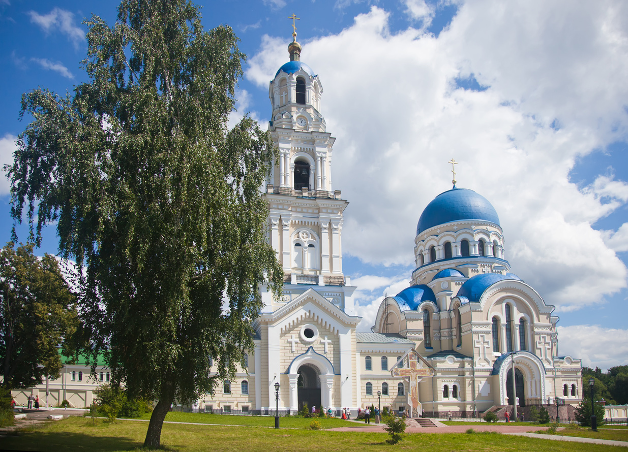 Калуга куда сходить. Тихонова пустынь колокольня. Ясная Поляна Тихонова пустынь-Калуга. Успенская Тихонова пустынь в черно белом стиле. Успенская Тихонова пустынь белый фон.