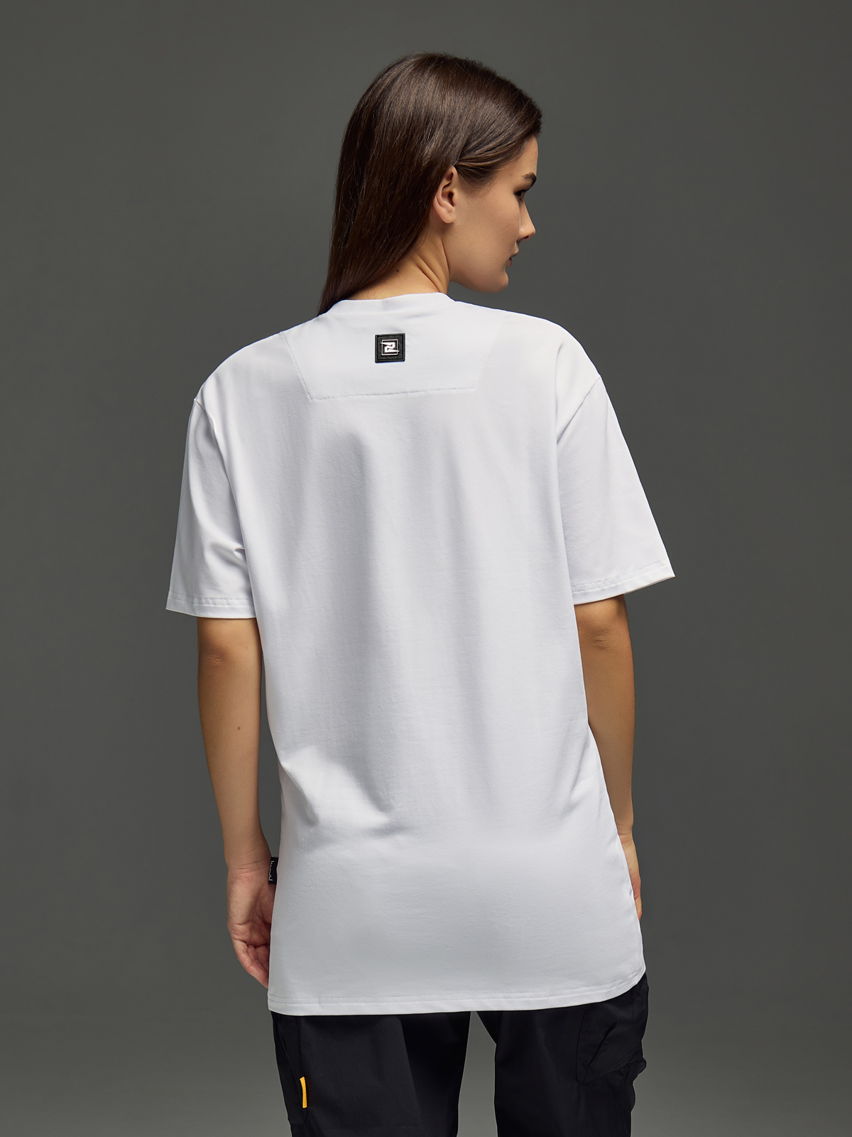 белая оверсайз футболка на модели со спины