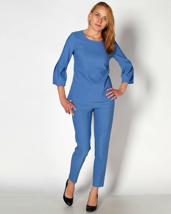 Дамски комплект от блуза и панталон в свеж син цвят за пролетта