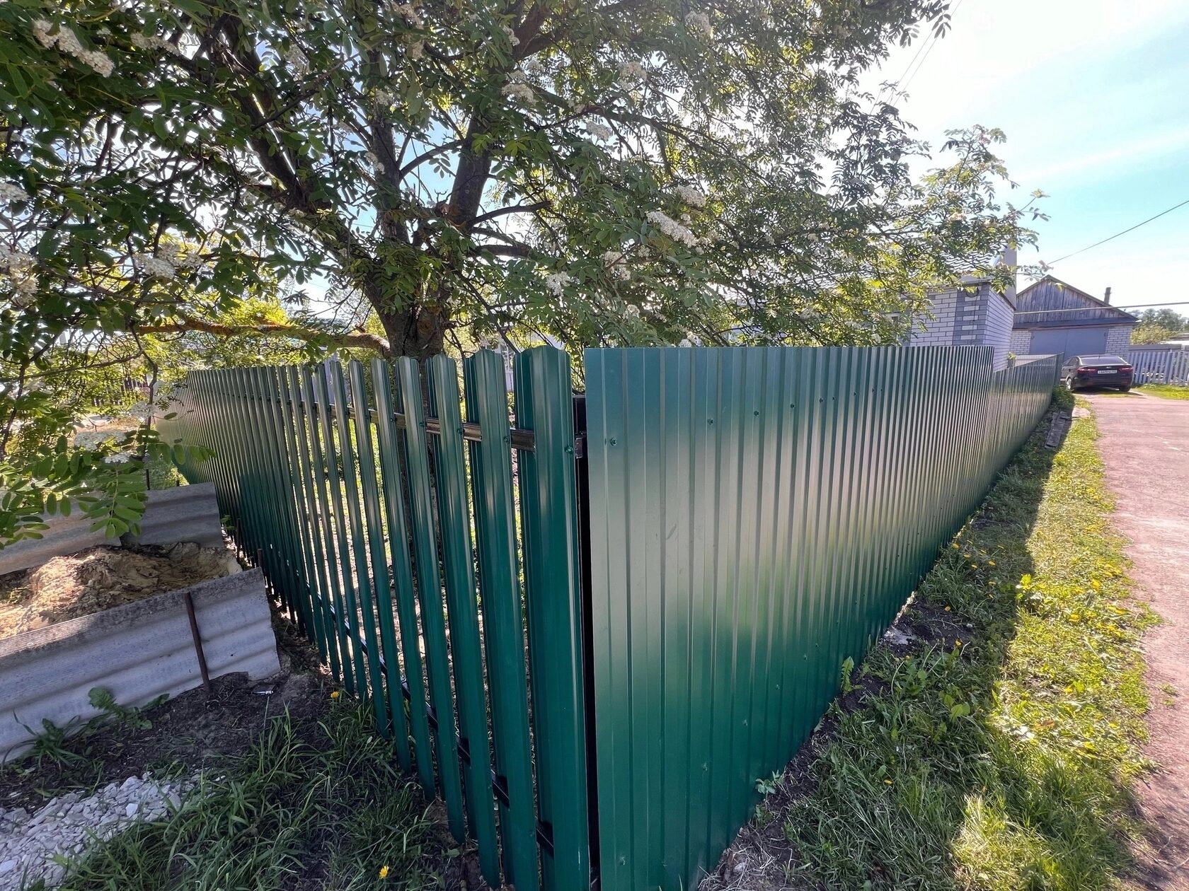 Забор на винтовых сваях