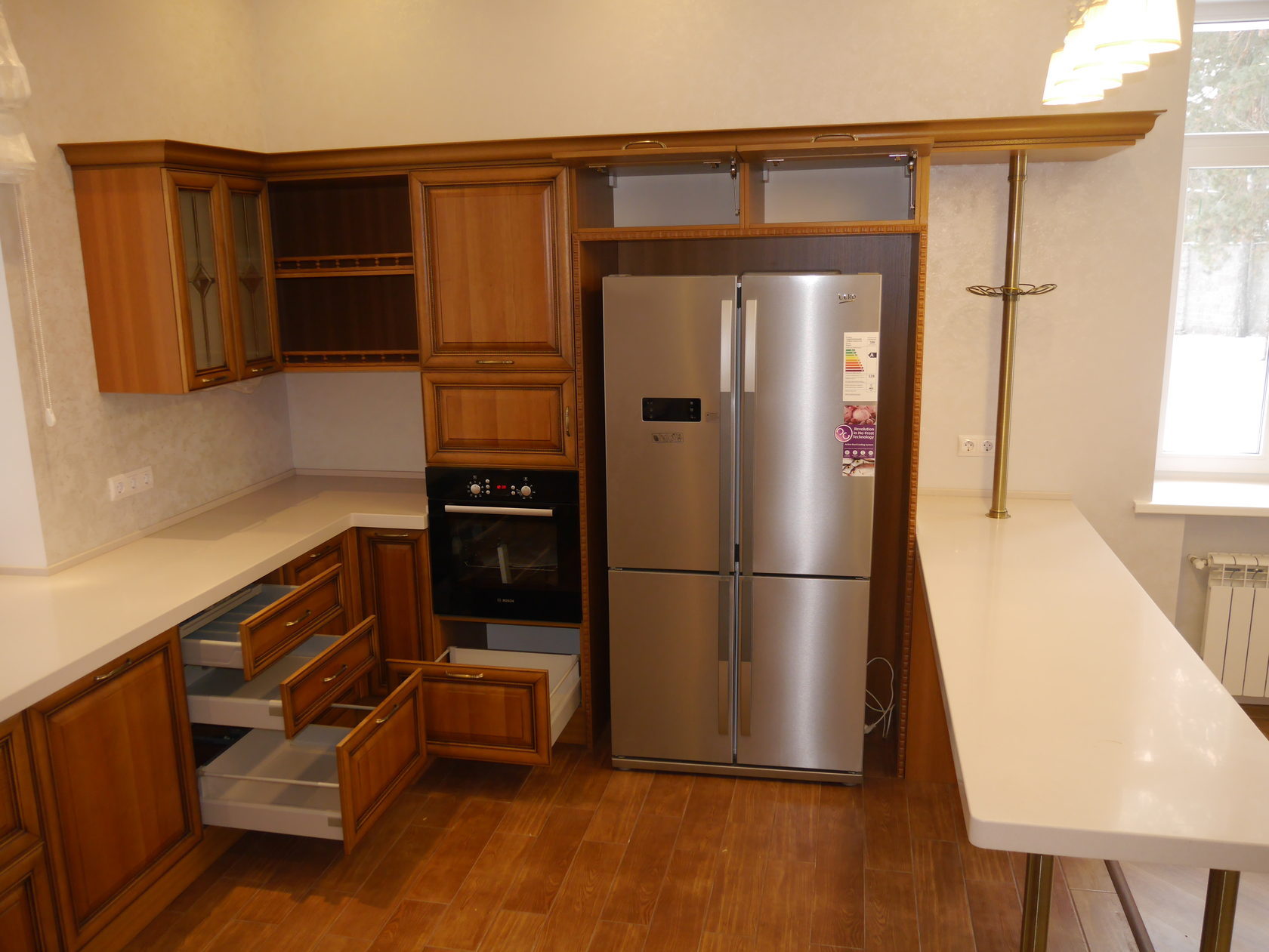 кухня с холодильником и духовым шкафом рядом