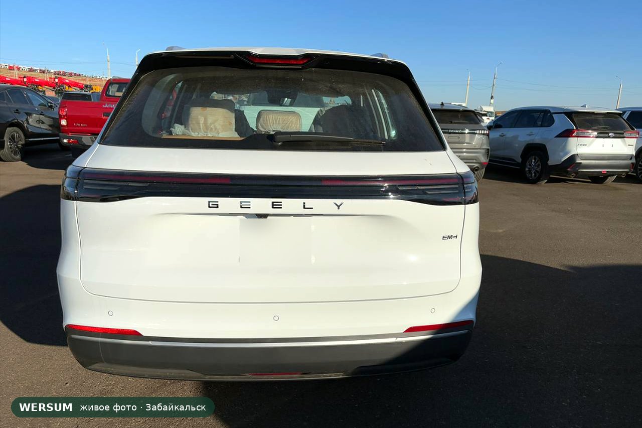 Geely Galaxy, сзади: надписи GEELY и EM-i