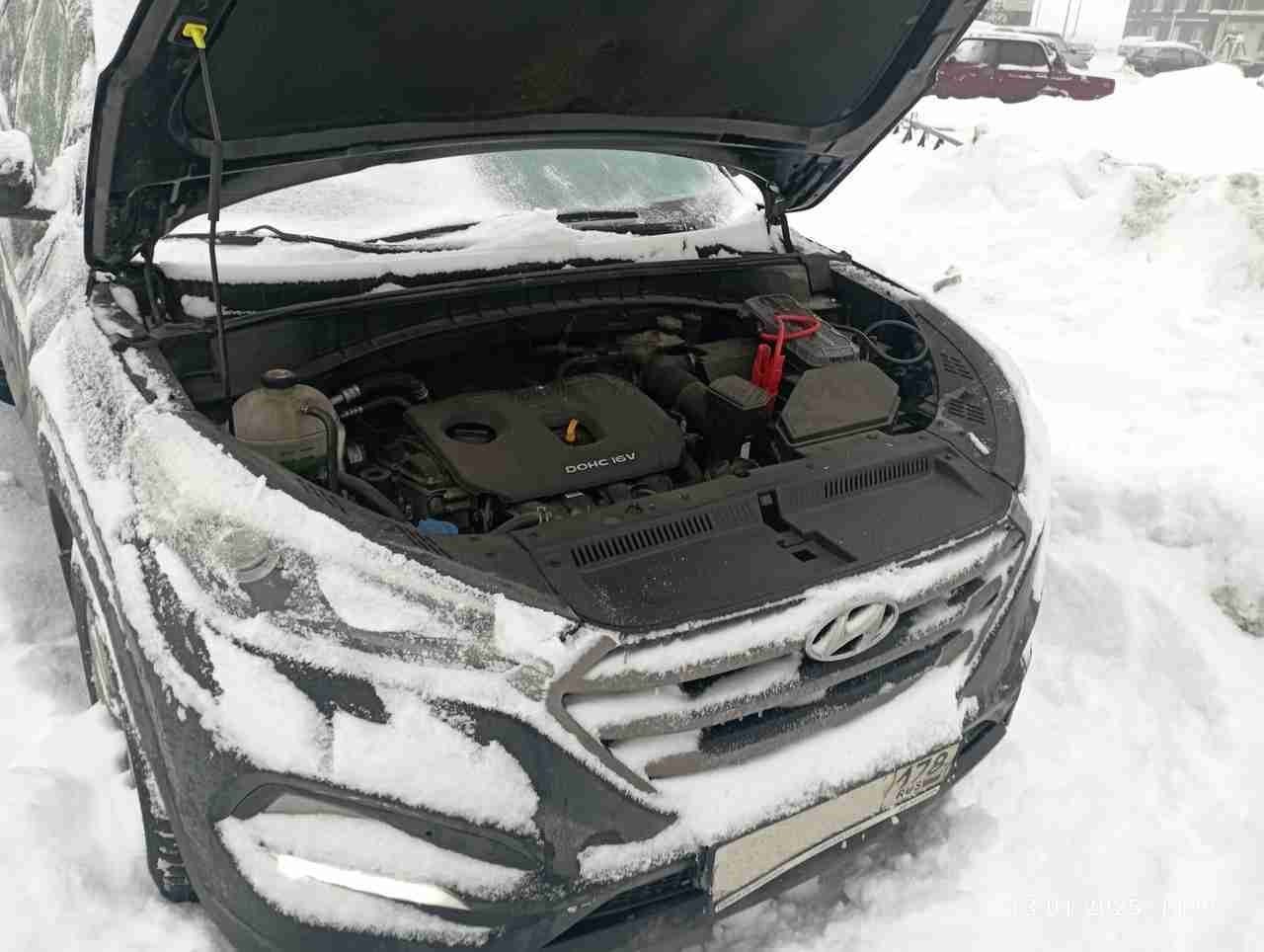 Запустили двигатель, прикурили аккумулятор, Hyundai ix35 на улице Хошимина в Выборгском районе Санкт - Петербурга