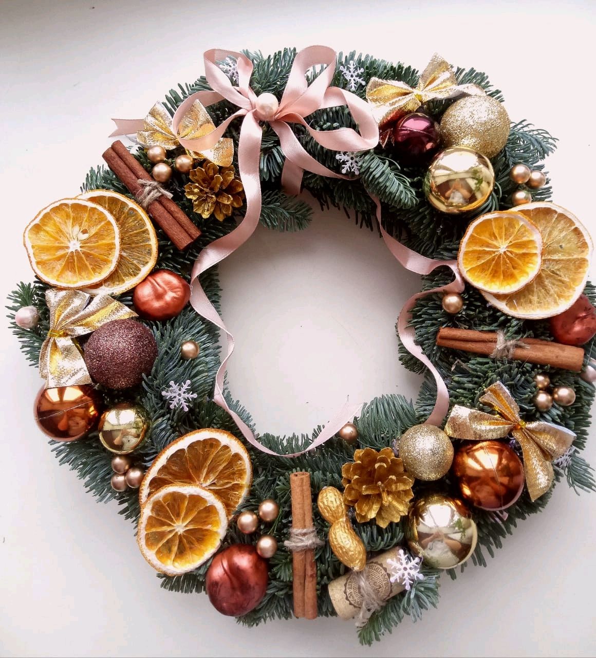 Новогодний венок из ротанга своими руками