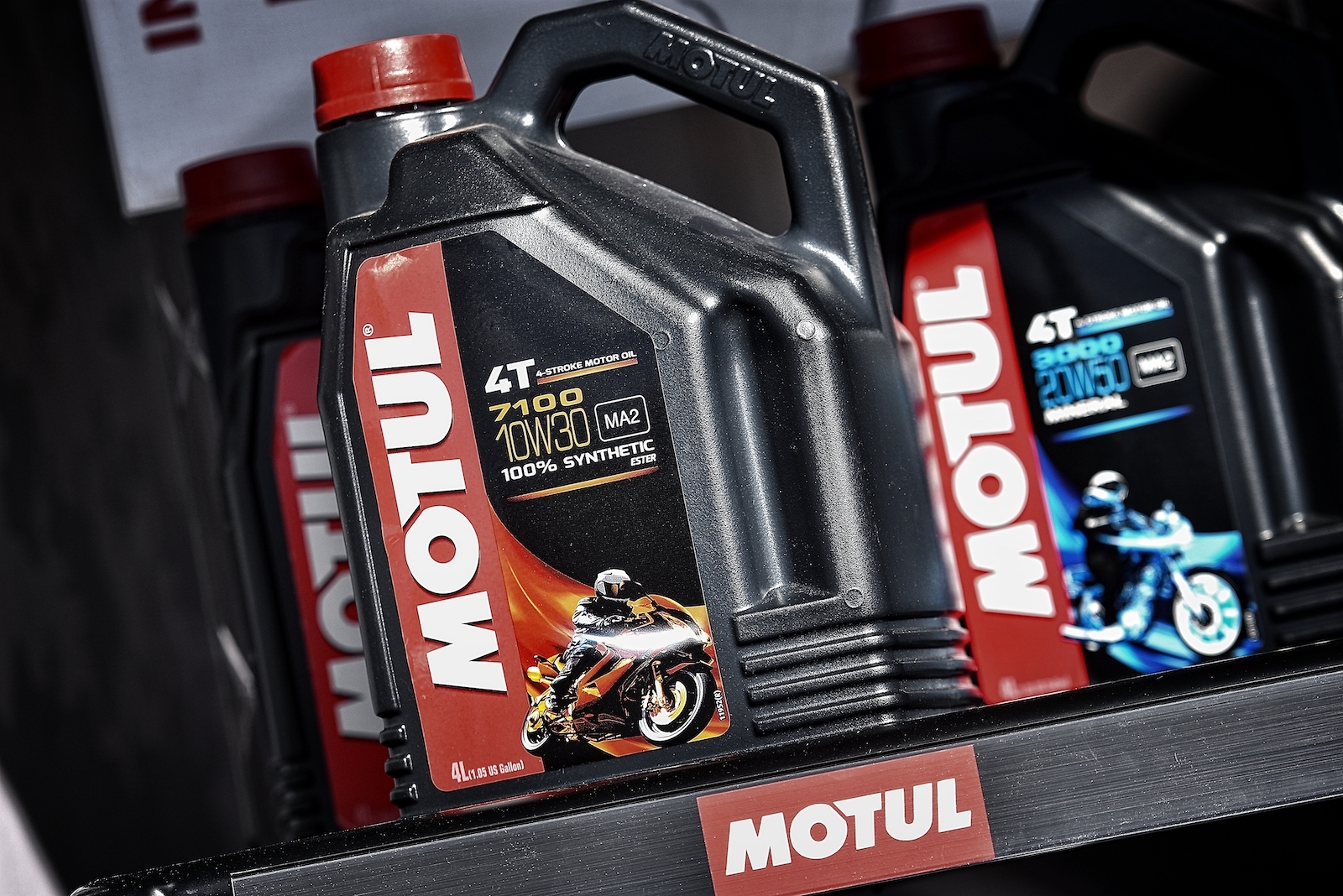 Акира подбор масла. Мотюль 7100 10w30. Motul 4t. 7100 4t 10w-30. Мотюль микро 2 т.