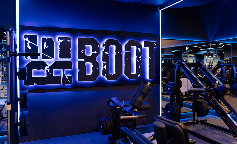Интерьер спортзала с ярко светящимся логотипом