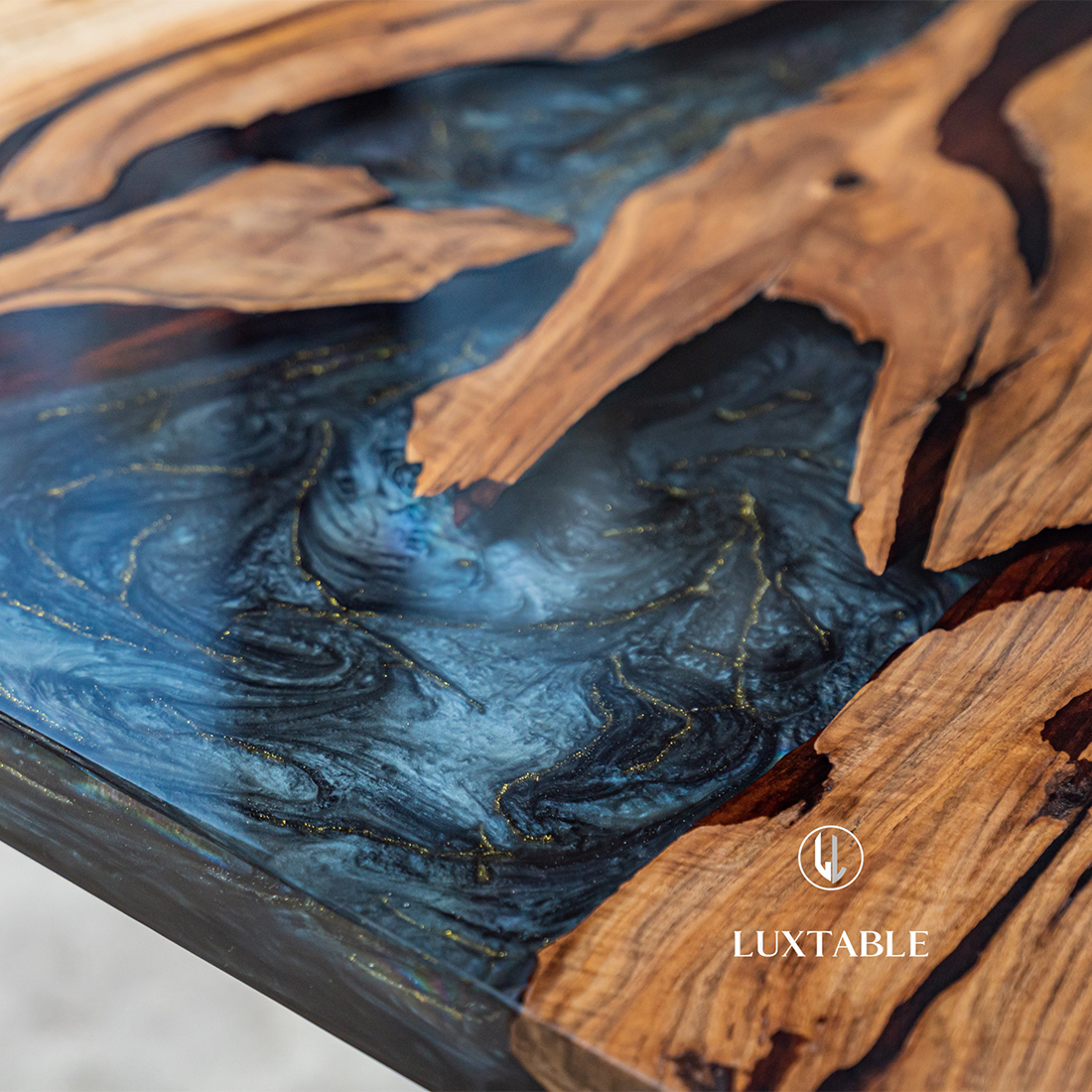 Epoxidharz Tische Alagoas aus europäischem Nussbaum und hellblauem Epoxidharz mit Metallic Effekt