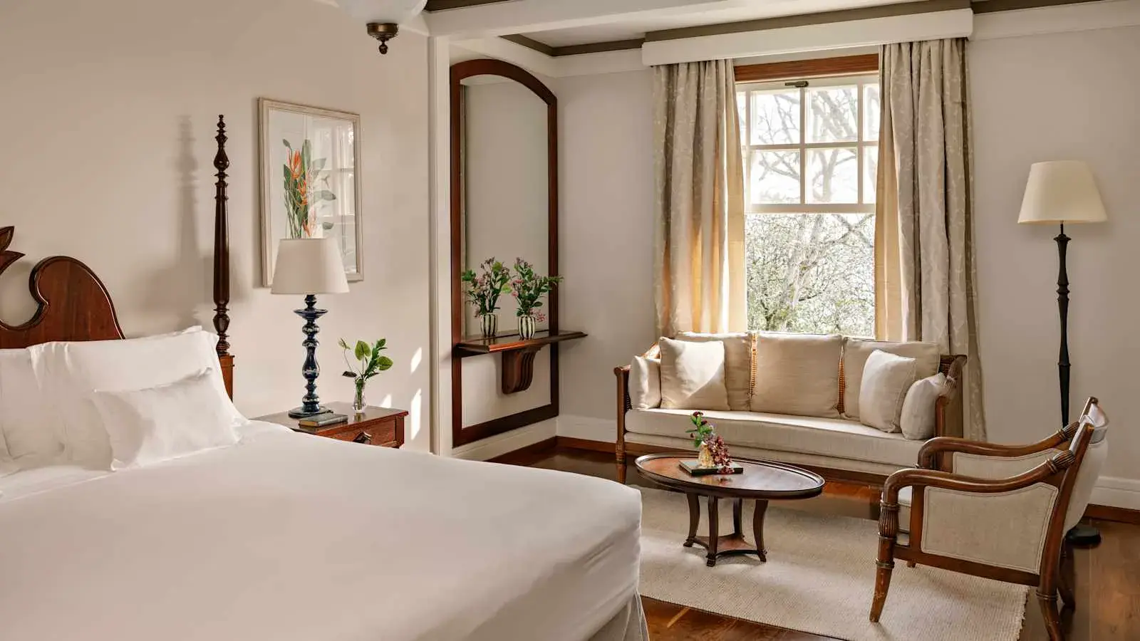 Номер в колониальном стиле с деревянной кроватью и окном в сад, Hotel das Cataratas Belmond
