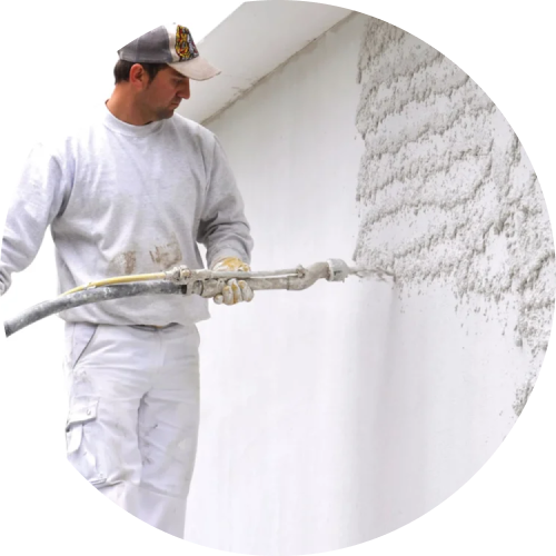 специалист осуществляет машинную штукатурку