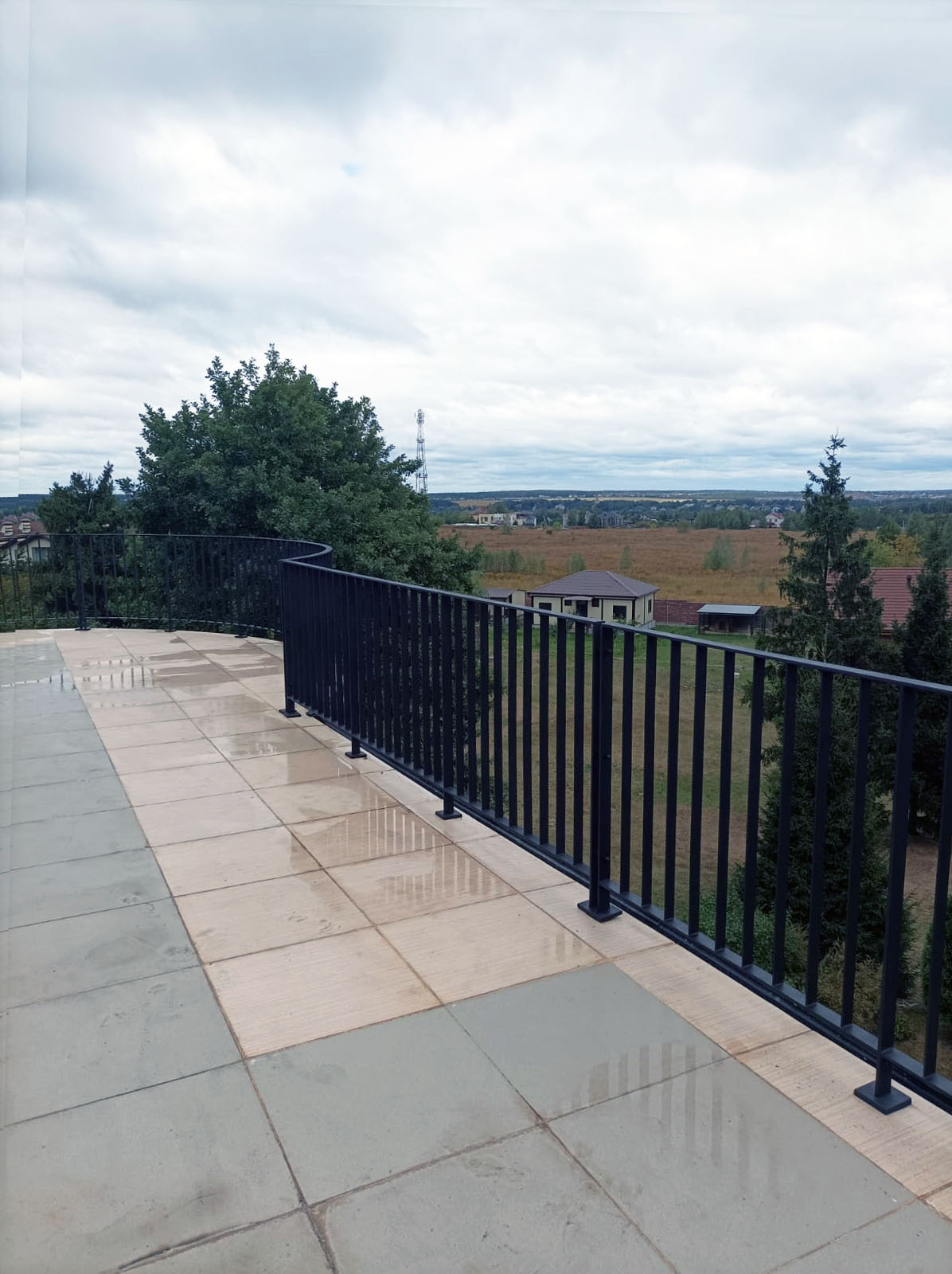 Ограждение террасы в загородном доме